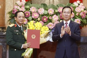 国家主席武文赏（右）向郑文决上将颁授晋升军衔《决定》。（图：越通社）