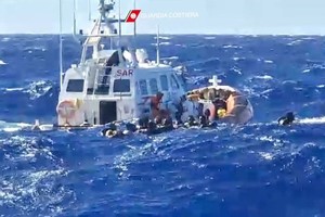 意大利海岸警卫队在兰佩杜萨以南开展的救援行动，救援了 57 名移民。（图：AFP）