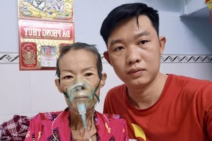 郑永德与母亲。