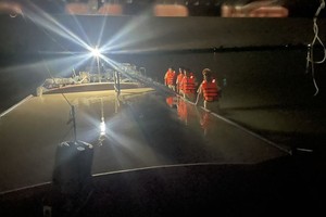 非法吸沙船被扣押