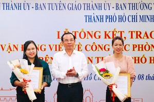 市委书记阮文年（中）向两位个人颁发一等奖。（图：市党部新闻网）