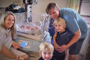 ３儿子刚巧同日出世