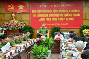 公安部长苏霖大将主持会议并发表讲话。（图：黄维）