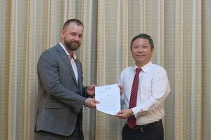 谷歌教育专责总裁向市人委会副主席杨英德递交承诺书。（图：越通社）