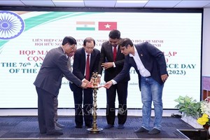 印度传统燃灯仪式为本次印度独立日纪念活动拉开序幕。（图：越通社）