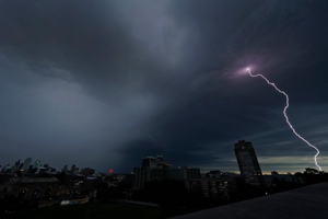 美国国家气象局称，当地时间7日，从阿拉巴马州到纽约州西部，有超过2950万人面临龙卷风的风险。图为堪萨斯城天空的闪电。（图：AP）