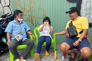 陈善方(右)与黄明忠父女交谈。原在乡下失业，现获得七哥除了安排他在某食肆店看管摩托车的工作外，还安排和给他８岁大的女儿提供住宿与上学条件。