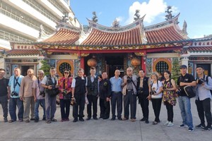 华人摄影分会在二府会馆前摄影。