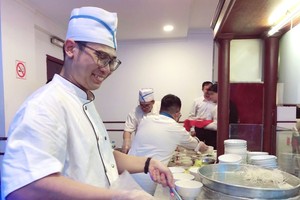 厨师准备具咖喱鸭米线