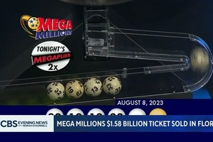 美国“超级百万”彩票8日晚开出头奖，金额高达15.8亿美元，为该国史上第三大金额彩票头奖。（图：视频截图）