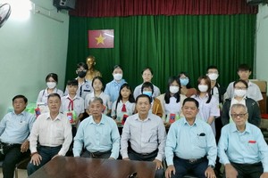 崇正会馆理监事成员与领取奖助学金子弟合照。