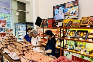 消费者在大发饼家购买月饼。