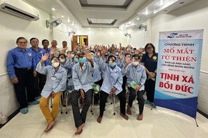 图为培德精舍代表与病人合摄。