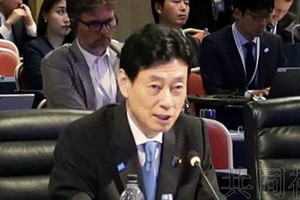 7月18日下午在东京都港区，日本经产相西村康稔在“LNG产消会议”上发言。（图：共同社）