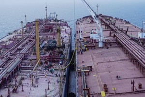 也门浮式储存和卸载装置（FSO）“安全号”石油转移作业现场。（图：联合国）