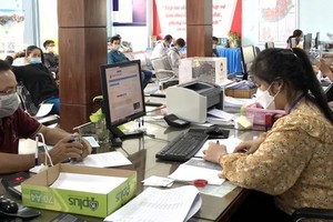 守德市协平政坊公务员受理民众的卷宗。