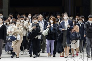 图为3月13日上午，JR东京站前的行人。（图：共同社）