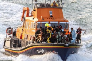 2023年8月12日，救生艇将试图穿越英吉利海峡的移民带进了英格兰东南部多佛的码头。（图：AFP）