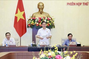 图为国会主席王廷惠（中）主持国会常委会第 24 次会议。（图：越通社）