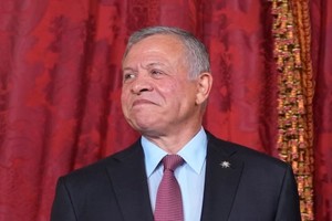 约旦国王阿卜杜拉二世于2023年6月19日摆姿势拍照。据约旦国家通讯社报道，国王于2023年8月12日批准了一项法案，以惩罚被认为有害国家团结的网上言论。（图：AP）