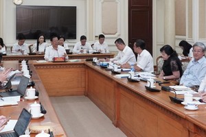 市人委会主席潘文迈（中）主持会议。（图：黄雄）