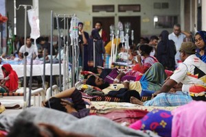 当地时间2023年8月12日，孟加拉国达卡，一家政府医院收治的登革热患者。（图：孟通社）