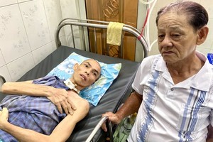 刘伯蓉在照顾刘英灿。