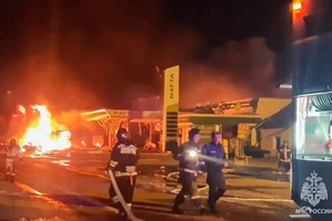 消防人员实施救援。（图：互联网）