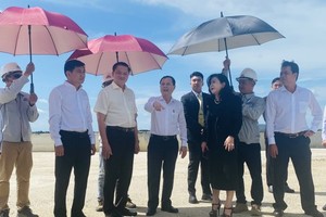 芹苴市工作团前往考察并研究巴地-头顿省丐蔑-氏槐港的工业区发展经验。（图：永祥）