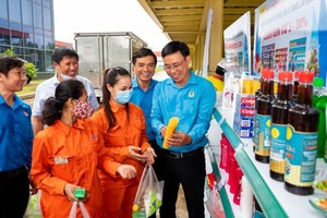 大勇商业建筑机械股份公司工人在设于公司内的小型超市以优惠价格购物。