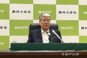 8月15日，东京都千代田区，日本农林水产相野村哲郎在记者会上。（图：Nikkei）