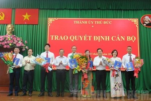 守德市市委向3个新设中心的人事颁授人事委任《决定》。（图：市党部新闻网）