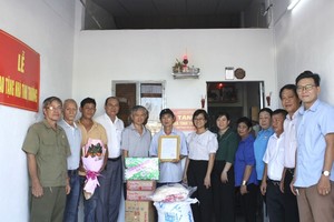 地方领导和丰富会馆理事会代表向华人贫困户林秀玉移交“温情屋”工程。