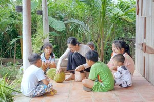 孩子在成长过程中，会学习周围大人的态度和表情。