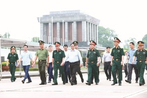 政府总理检查胡主席陵保修工作