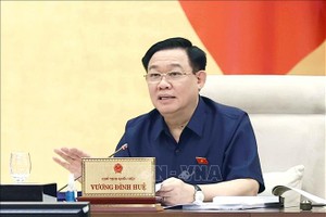 国会主席王廷惠在会上发表讲话。（图：越通社）