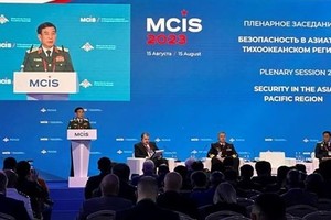 越南国防长潘文江大将在会议上发表重要讲话。（图：人民军队报）