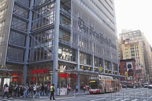 图为《纽约时报》位于纽约市中心的总部大楼，摄于2022年12月。（图：共同社）