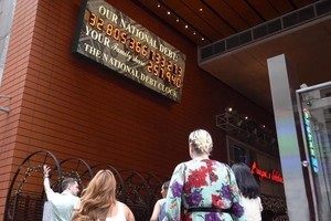 当地时间8月15日，行人经过美国纽约的“国债钟”。（图：互联网）