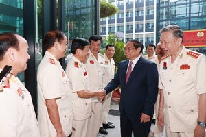 政府总理范明政与各位原人民公安代表交谈。（图：越通社）