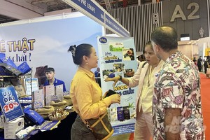 外国买家在展会上了解越南商品。（图：阮水）