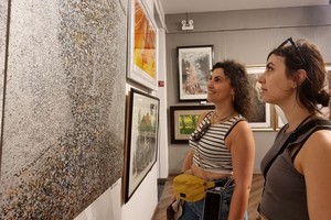 画展吸引许多外国游客参观。