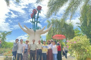 文友们在沙沥合影。 心雨 摄