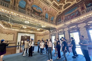 游客参观市人委会与市人民议会办事处。（图：妙媚）