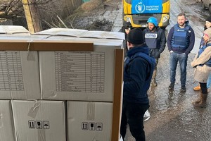 一支由三辆卡车组成的人道主义车队向乌克兰索莱达尔和顿涅茨克地区的社区运送食物、水和医疗用品。