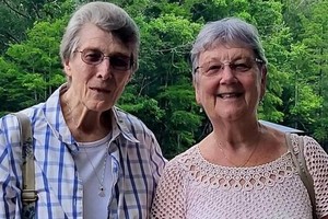 克劳斯（左）和格雷戈里终于相见。（图：互联网）