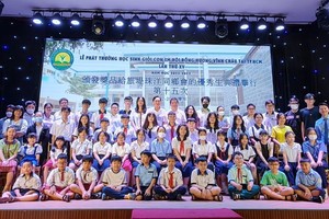 旅堤珠洋同乡会理事会与优秀生合照。