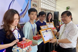 大埔同乡福利会会长陈明诗向学业优秀子弟颁奖。