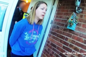 英国护士露西‧莱比因在其工作的医院内谋杀7名婴儿并试图杀害另外6名婴儿而被判有罪。图为2018年7月3日，莱比被警方逮捕。（图：视频截图）