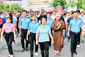 市越南祖国阵线委员会主席陈金燕（前中）同众多各界热心人士参加徒步响应2023年“为穷人”基金活动。（图：市党部新闻网）